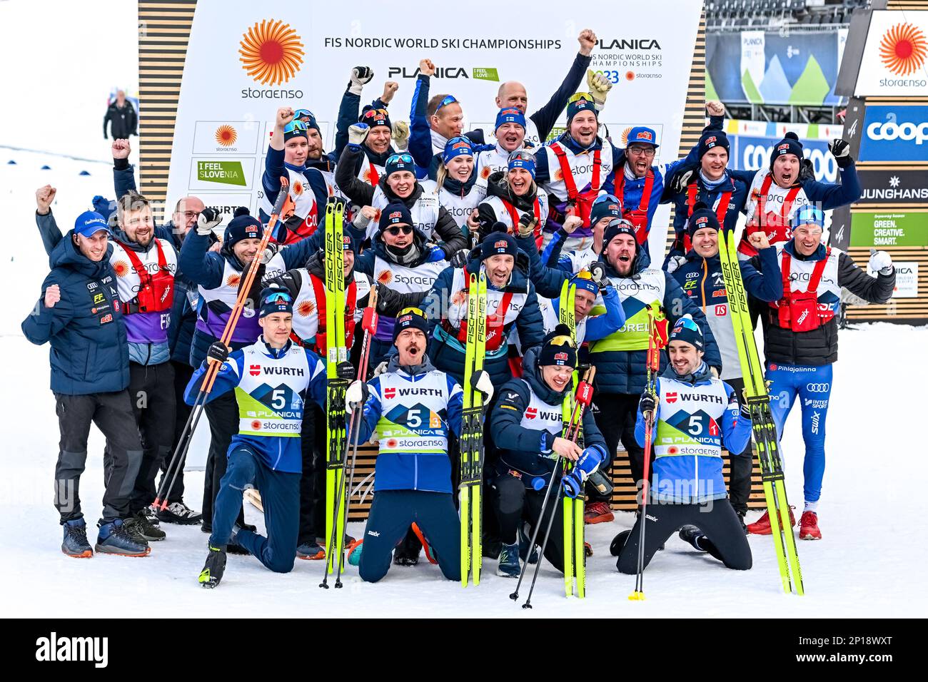 Planica, Slovenia. 03rd Mar, 2023. I membri del team Finlandia con tutta la loro squadra festeggiano il loro secondo posto durante il concorso Cross Country Men Relay 4x10 km ai Campionati del mondo nordico di Planica (Foto di Andrej Tarfila/SOPA Images/Sipa USA) Credit: Sipa USA/Alamy Live News Foto Stock