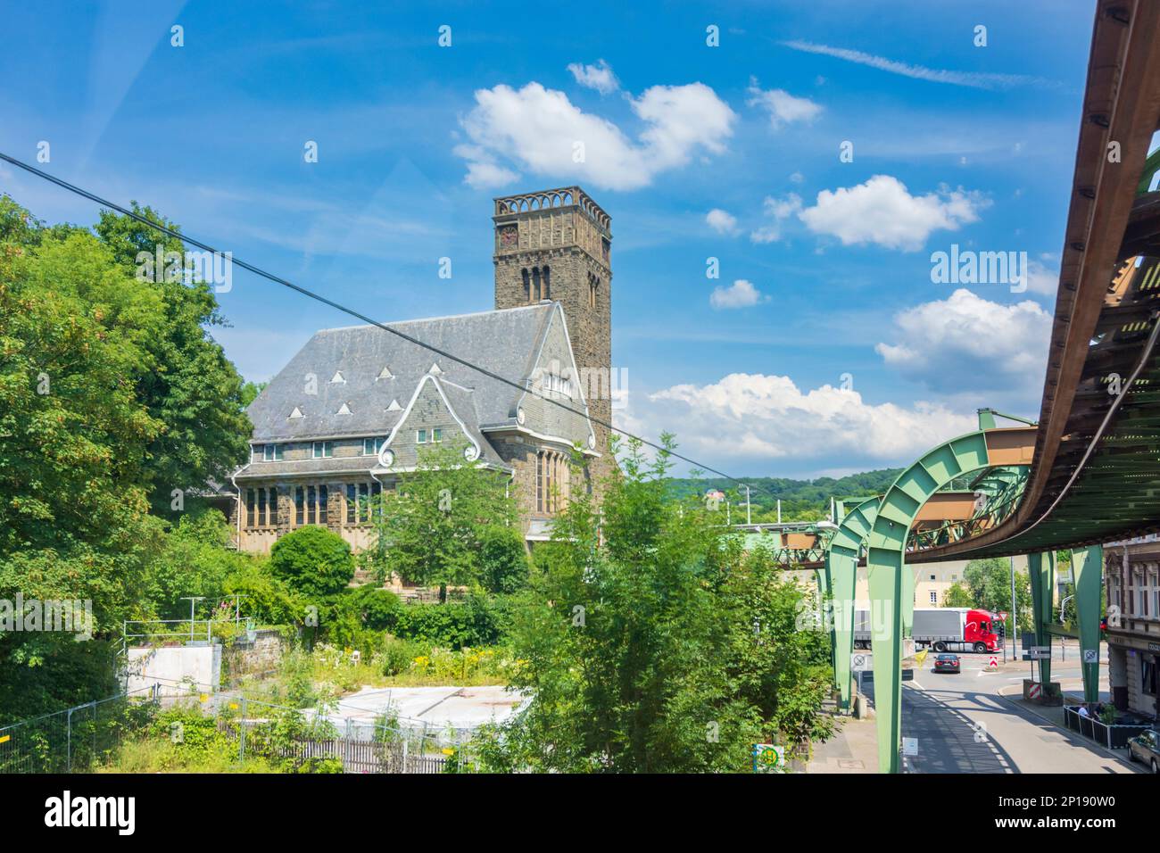 Wuppertal: Ferrovia sospensione, chiesa Hauptkirche Sonnborn in Bergisches Land, Nordrhein-Westfalen, Nord Reno-Westfalia, Germania Foto Stock