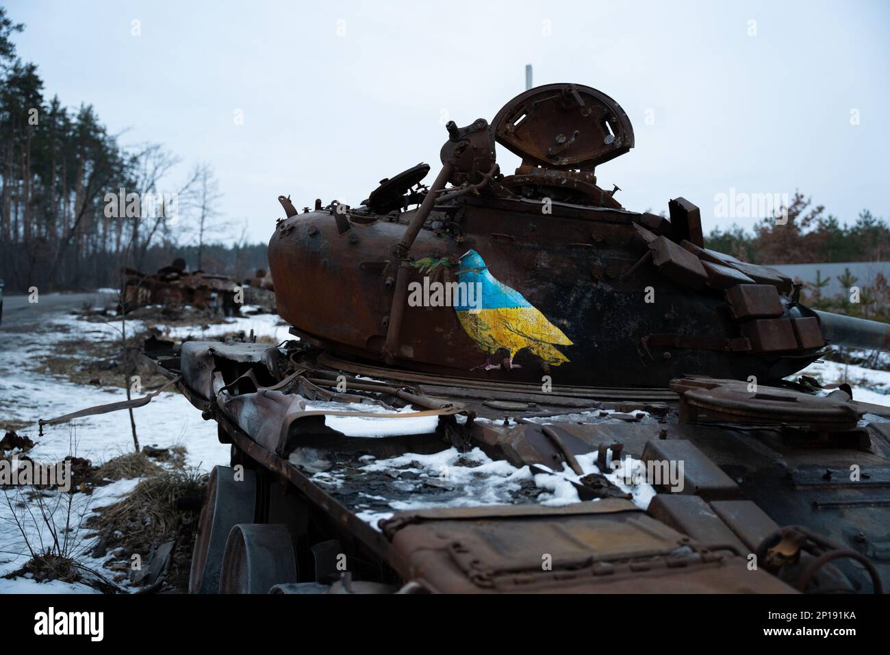 03.02.2023 Irpin, Ucraina: Serbatoio distrutto con l'illustrazione blu giallo piccione su di esso Foto Stock