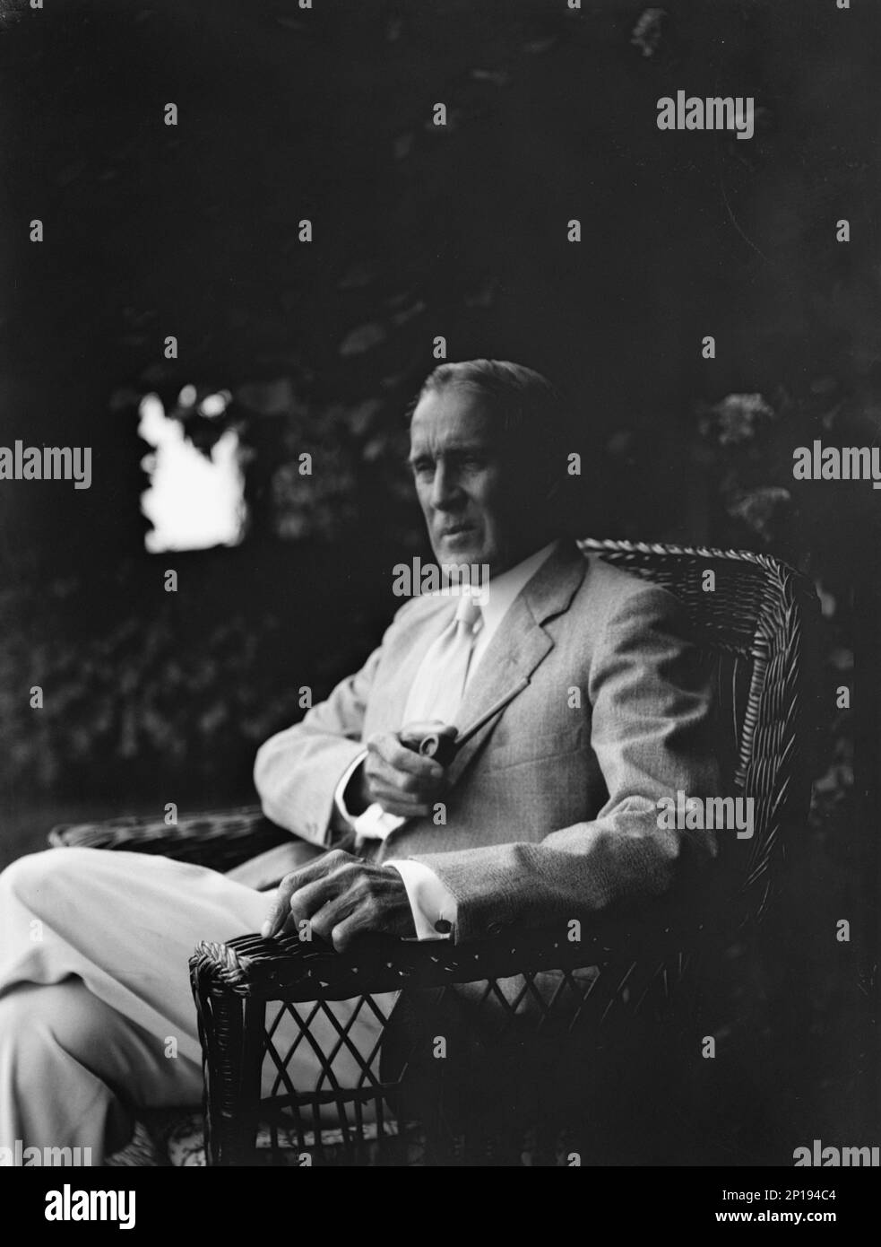 Professor Robert Wood, fotografia ritratto, 1932. Forse un ritratto di Robert Williams Wood, fisico e inventore americano che ha dato importanti contributi al campo dell'ottica; è stato pioniere nella fotografia a infrarossi e ultravioletti. Foto Stock