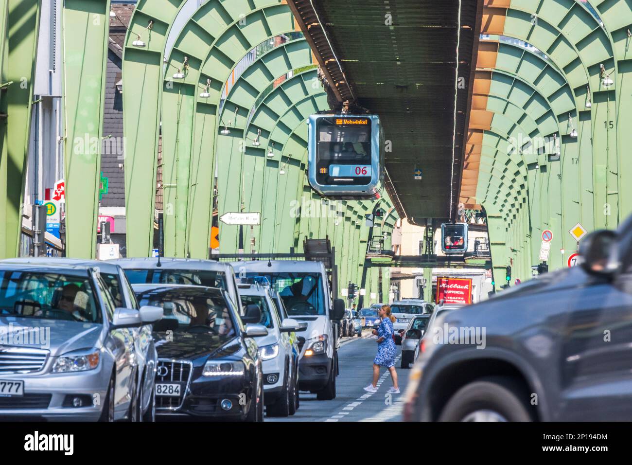 Wuppertal: Ferrovia sospensione, traffico stradale, strada Kaiserstraße nel distretto di Vohwinkel, ingorgo nel Bergisches Land, Nordrhein-Westfalen, Nord RHI Foto Stock