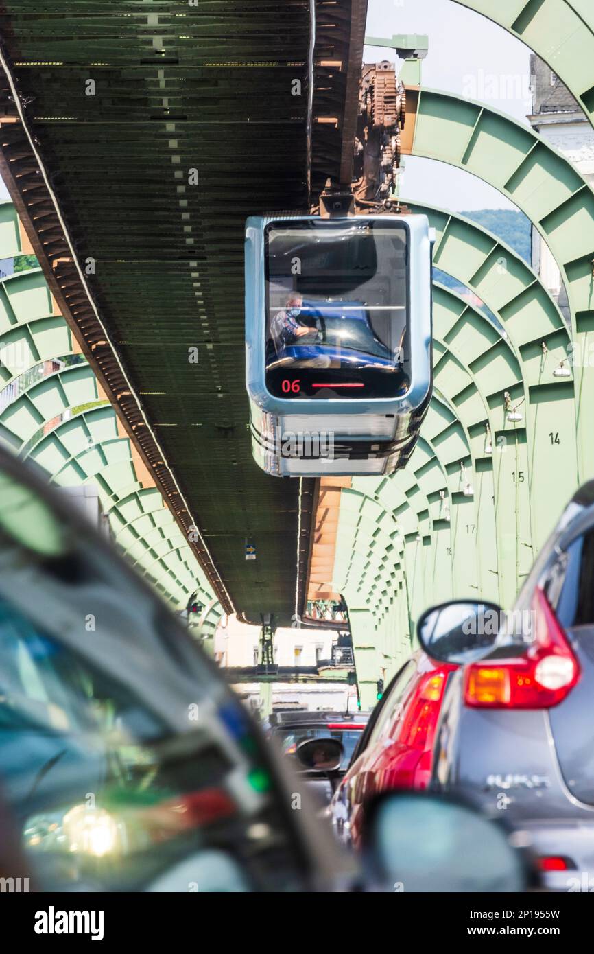 Wuppertal: Ferrovia sospensione, traffico stradale, strada Kaiserstraße nel distretto di Vohwinkel, ingorgo nel Bergisches Land, Nordrhein-Westfalen, Nord RHI Foto Stock