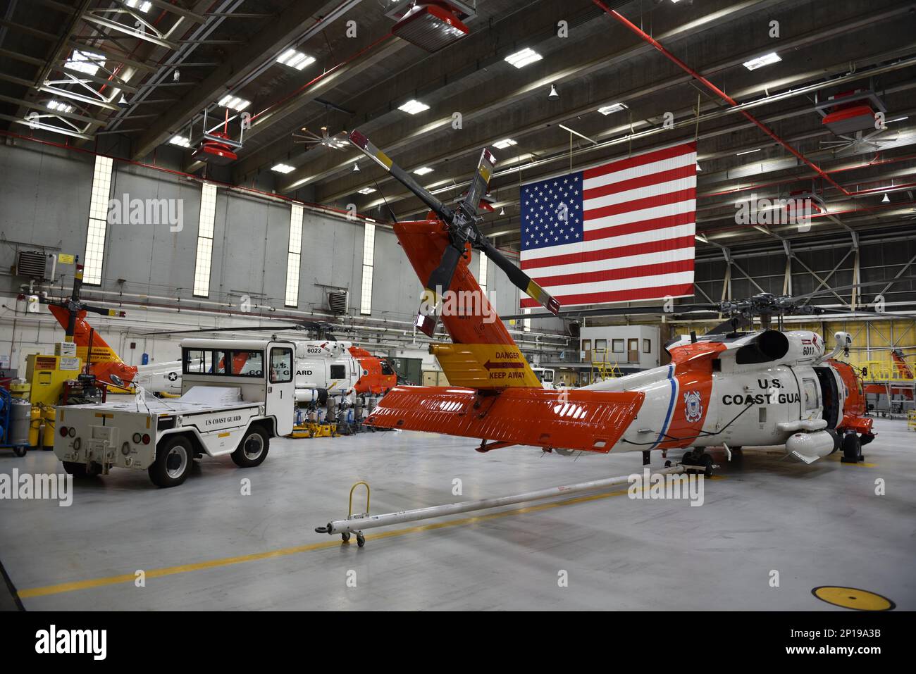 Due MH-60 Jayhawks si trovano in una baia presso la Air Station Cape Code a Cape Cod, Massachusetts, il 30 gennaio 2023. Il Sikorsky MH-60 Jayhawk è un elicottero multi-missione, a doppio motore, di media gamma gestito dalla Guardia Costiera degli Stati Uniti per la ricerca e il salvataggio, le forze dell'ordine, la preparazione militare e le missioni di protezione ambientale marina. Foto Stock