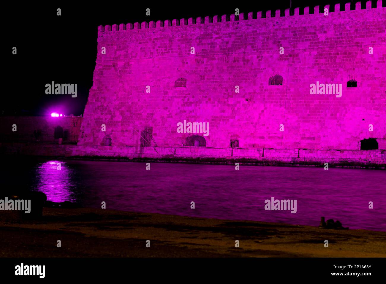 Heraklion, Creta Grecia 30 ottobre 2022: La fortezza veneziana di Koule illuminata di rosa, a Heraklion, Creta, in occasione della Giornata Mondiale del cancro al seno. Foto Stock