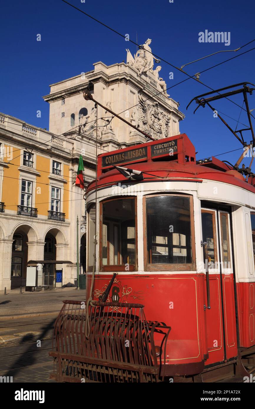 Portogallo, Lisbona. Archi e facciate - Praca de Commercio conosciuto anche come Terreiro do Paco - Piazza del Commercio. Tipico tram elettrico in primo piano. Foto Stock