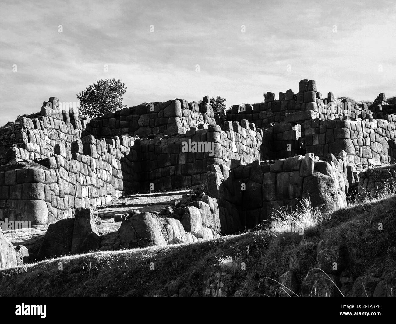 Cittadella di Sacsayhuaman vicino alla capitale storica dell'Impero Inca Cusco, Perù. Immagine in bianco e nero. Foto Stock