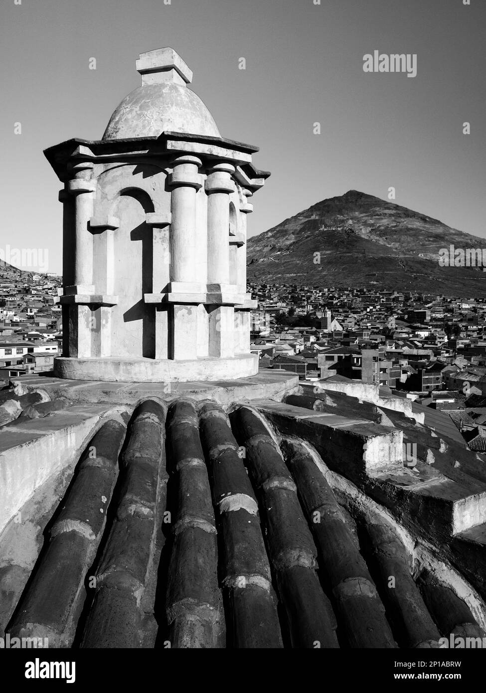 Sul tetto del Convento di San Francisco e Cerro Rico sullo sfondo, Potosi, Bolivia. Immagine in bianco e nero. Foto Stock