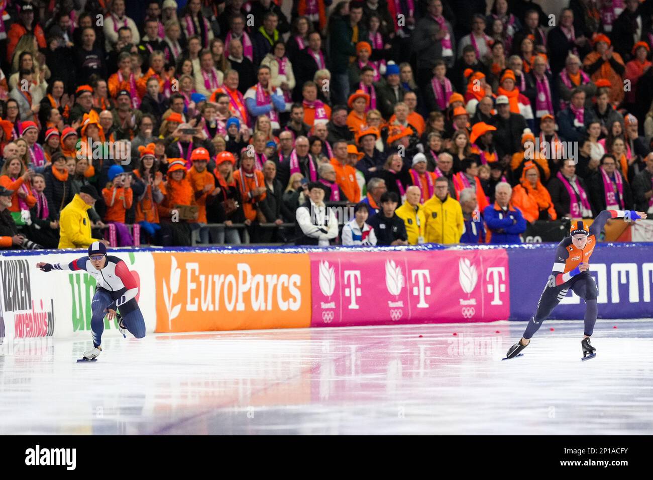 HEERENVEEN, PAESI BASSI - 3 MARZO: Jun-ho Kim della Repubblica di Corea e Merijn Scheperkamp dei Paesi Bassi in gara per i 500m uomini durante i Campionati mondiali di pattinaggio di velocità ISU 2023 il 3 marzo 2023 a Heerenveen, Paesi Bassi (Foto di Douwe Bijlsma/Orange Pictures) Foto Stock