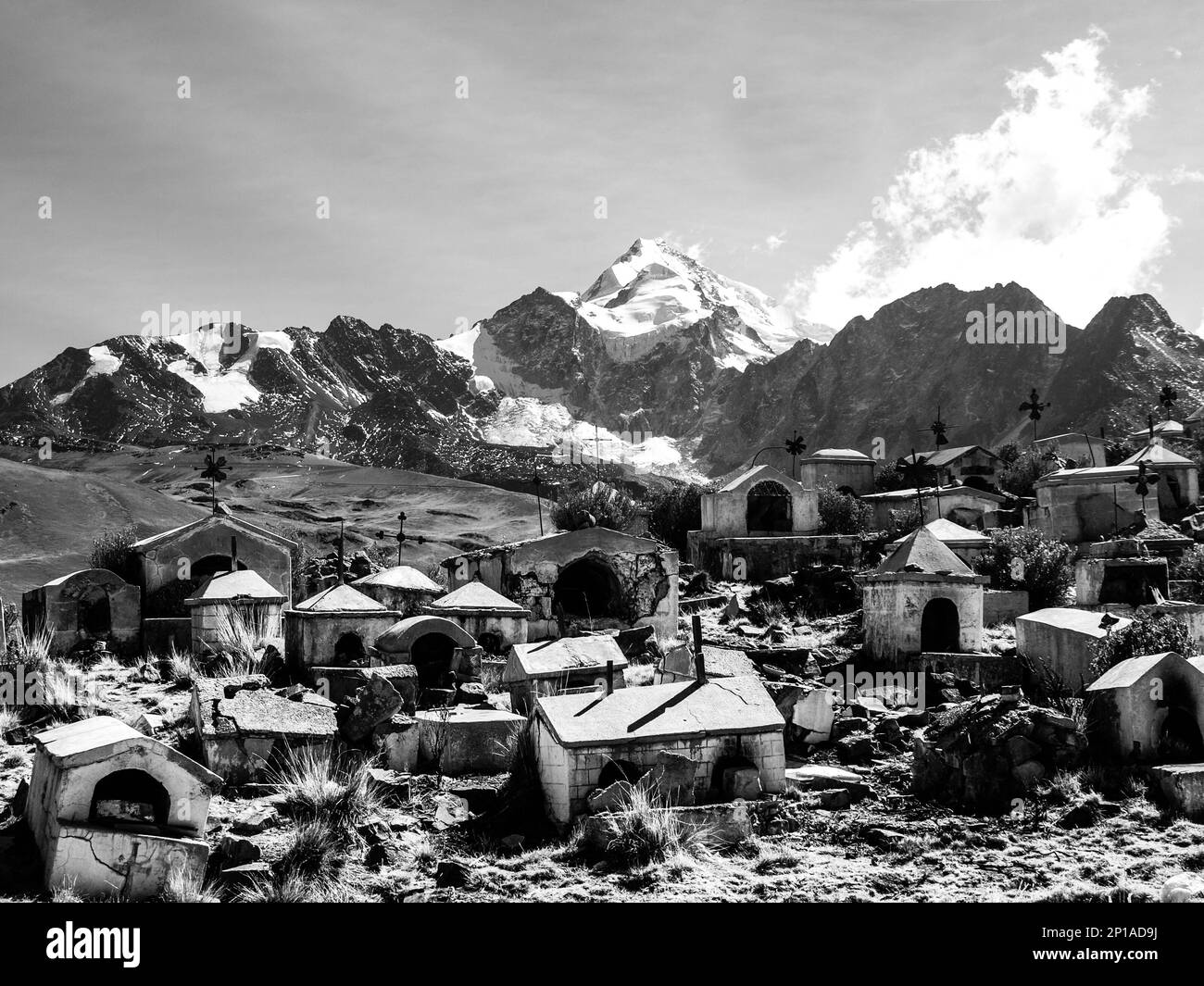 Vecchio cimitero dei minatori Milluni vicino a la Paz e Huyana Potosi sullo sfondo, Bolivia, immagine in bianco e nero Foto Stock