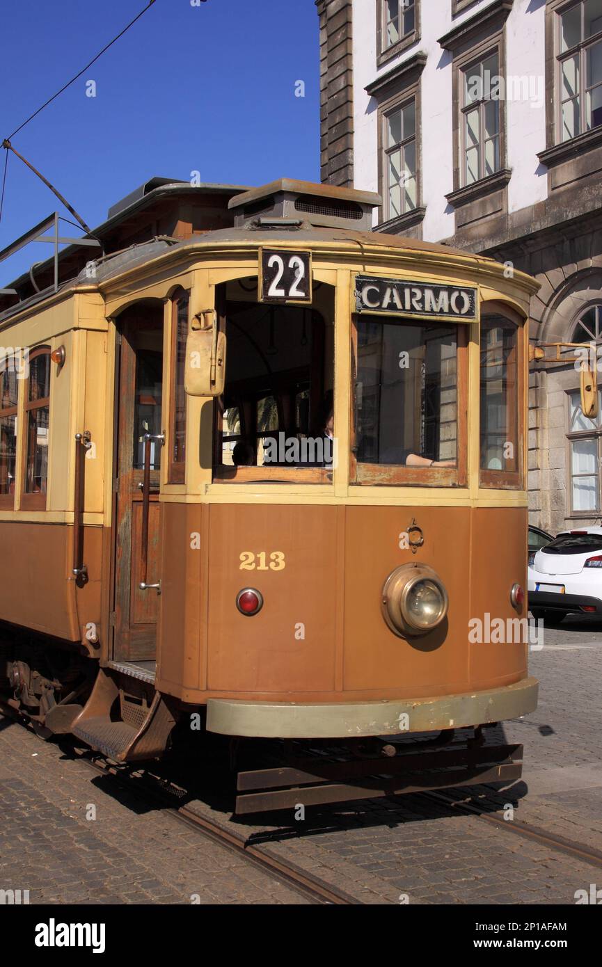 Portugal Porto davanti a un vecchio tram elettrico tradizionale - electrico nel quartiere storico noto come Carmo.Typical vecchia facciata sullo sfondo. Foto Stock