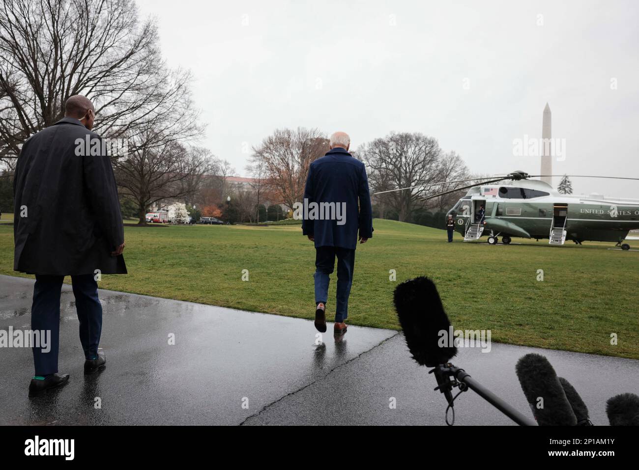 Washington, Stati Uniti. 03rd Mar, 2023. STATI UNITI Il presidente Joe Biden cammina sul prato sud della Casa Bianca prima di salire a bordo di Marine One il 3 marzo 2023 a Washington, DC. Il presidente Biden sta trascorrendo il fine settimana a Wilmington, Delaware.(Foto di Oliver Contreras/Pool/ABACAPRESS.COM) Credit: Abaca Press/Alamy Live News Foto Stock