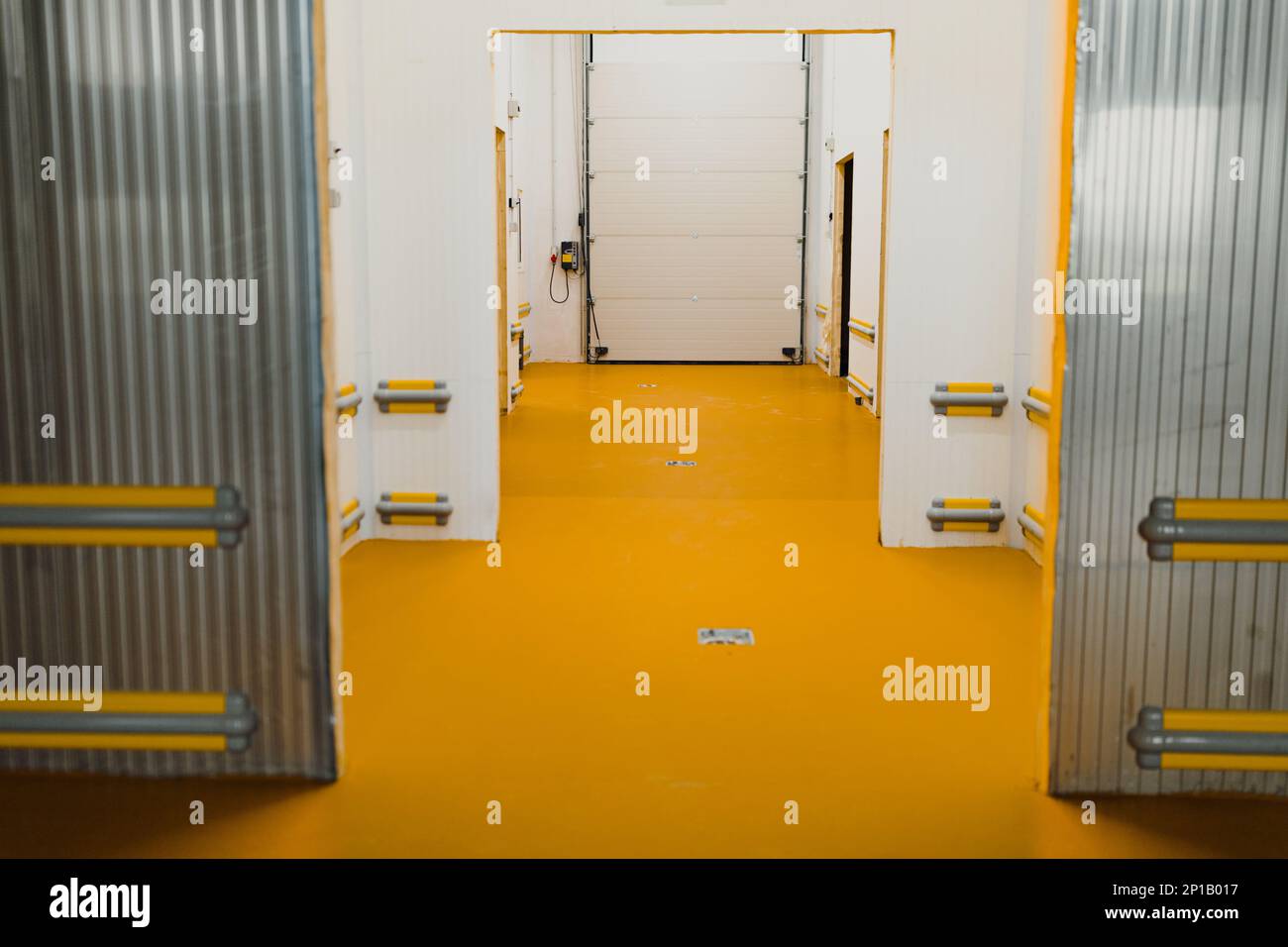 magazzino frigorifero con nuovo pavimento in resina epossidica gialla Foto Stock