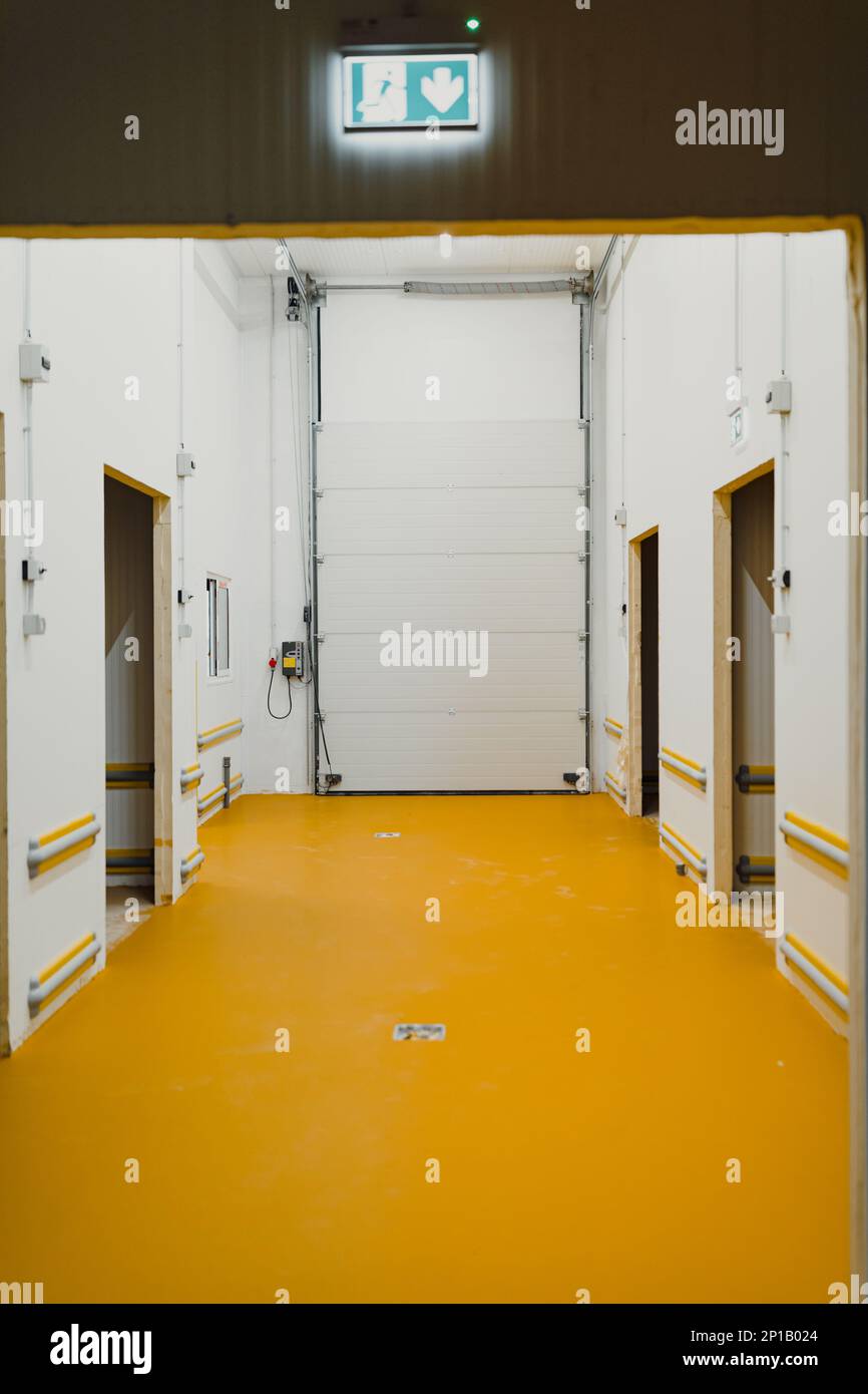 magazzino frigorifero con nuovo pavimento in resina epossidica gialla Foto Stock