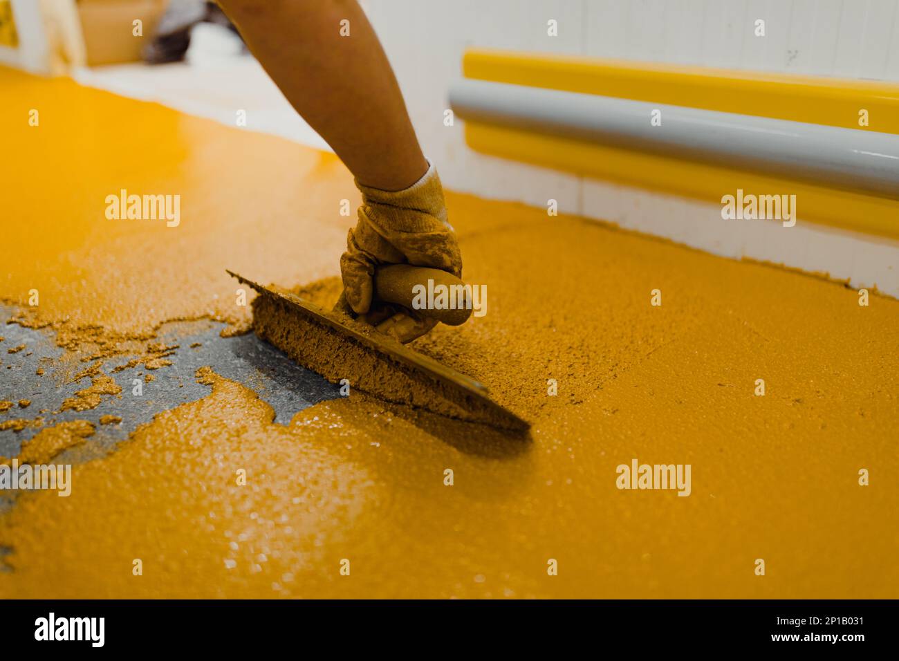 l'applicatore epossidico per pavimenti esegue lavori di verniciatura con malta epossidica poliuretanica Foto Stock