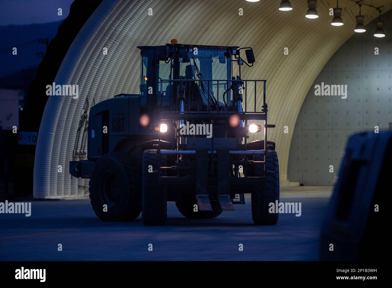 STATI UNITI Tecnologia Air Force. Dillon Caldwell, 51st manutenzione Squadron Aircraft carburanti sistemi artigiano, guida un carrello elevatore a forche durante un evento di formazione a Daegu Air base, Repubblica di Corea, 2 febbraio 2023. Osan AB conduce regolarmente eventi di formazione in cui Airmen si mobilita per le basi operative di emergenza per rafforzare la prontezza e utilizzare strategie per aumentare la letalità. Foto Stock