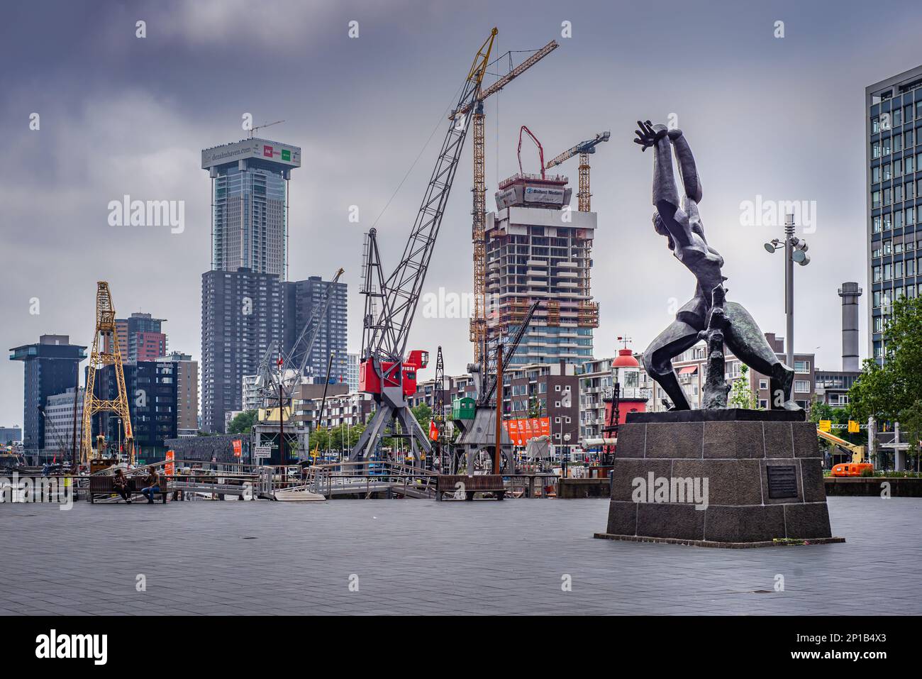 29 giugno 2021, Rotterdam, la piazza del Museo Marittimo dei Paesi Bassi, una scultura di Ossip Zadkine in memoria della città distrutta nel 1940 Foto Stock