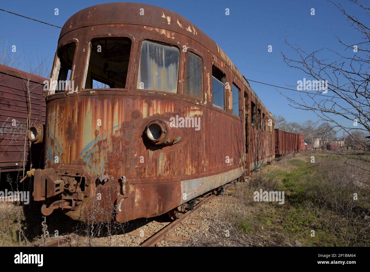 Disutilizzato e derelitto Linke Hofmann metro calibro DMU a Tripoli stazione ferroviaria cantiere, Peloponneso, Grecia Foto Stock