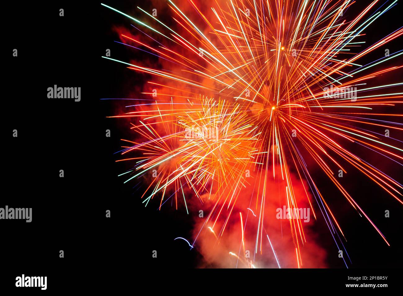 Fuochi d'artificio colorati di notte - ottimo per sfondi e sfondi Foto Stock