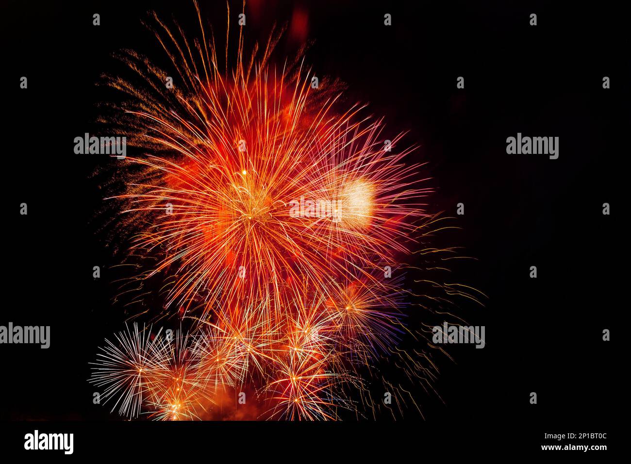 Fuochi d'artificio colorati sulla città di notte - ottimo per gli sfondi Foto Stock