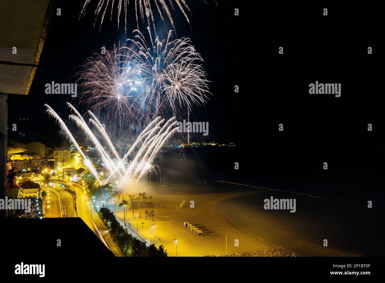 Fuochi d'artificio colorati sulla città di notte - ottimo per gli sfondi Foto Stock