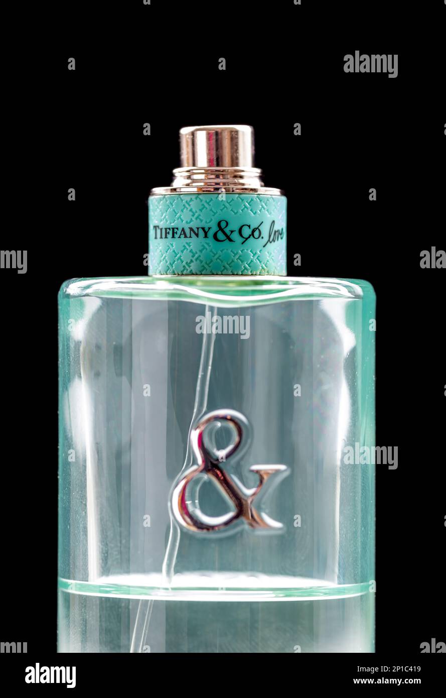 Londra. UK- 03.01.2023. Primo piano di una bottiglia di e profumo di Tiffany e Co isolato in nero. Foto Stock