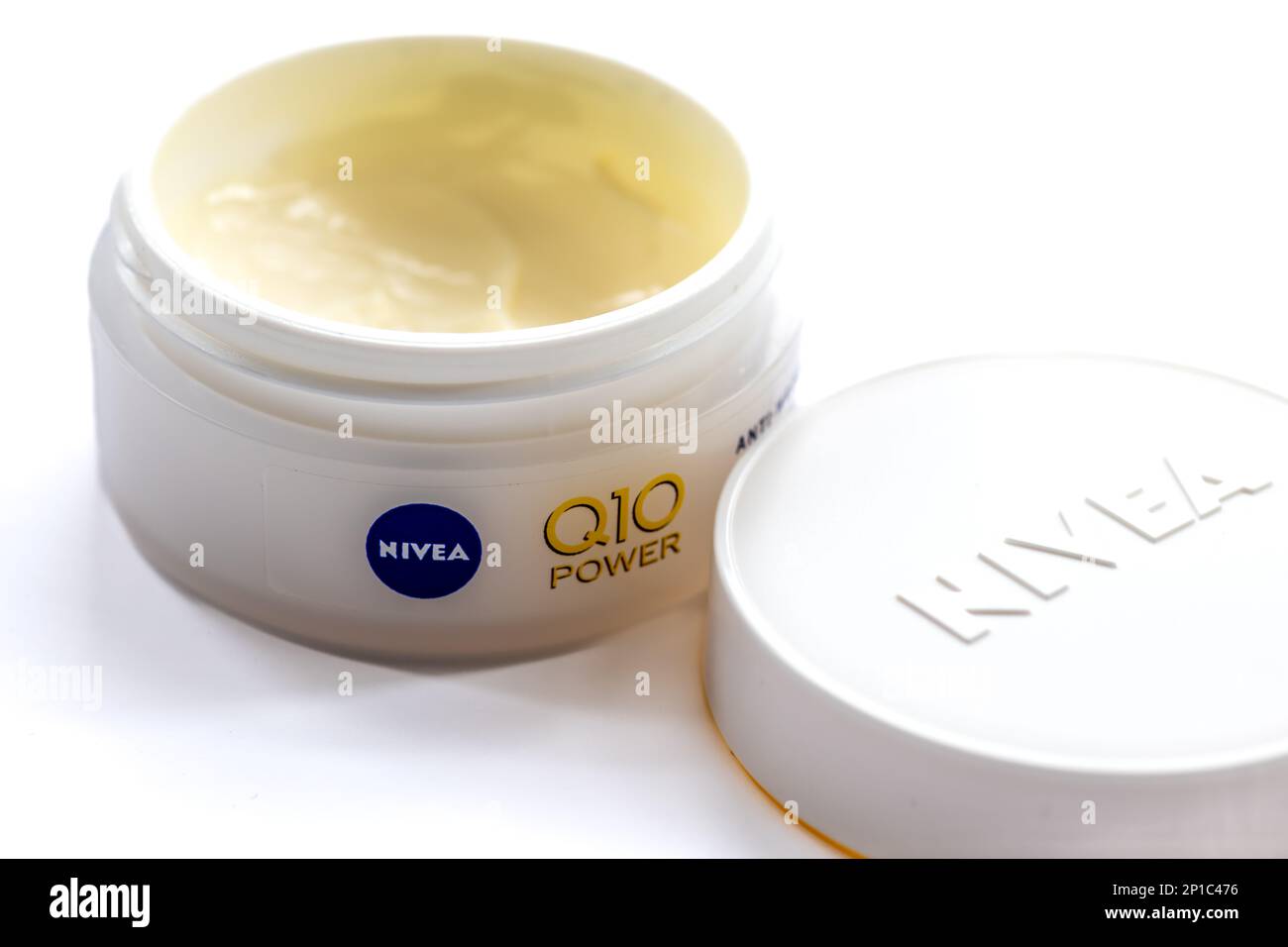 Londra. UK- 03.01.2023. Crema per la cura della pelle NIVEA isolata in bianco. Foto Stock