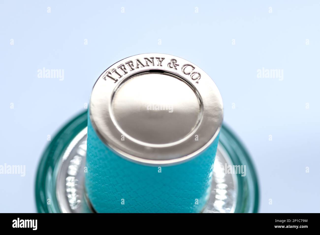 Londra. UK- 03.01.2023. Primo piano di una bottiglia di e profumo di Tiffany e Co isolato in bianco. Foto Stock