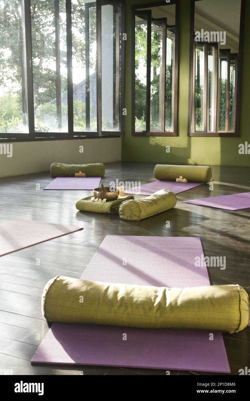 Blissful studi di meditazione per fermarsi e sentire zen. Studio di yoga  vuoto, tappetini, cuscini e accessori, ampia sala meditazione Foto stock -  Alamy