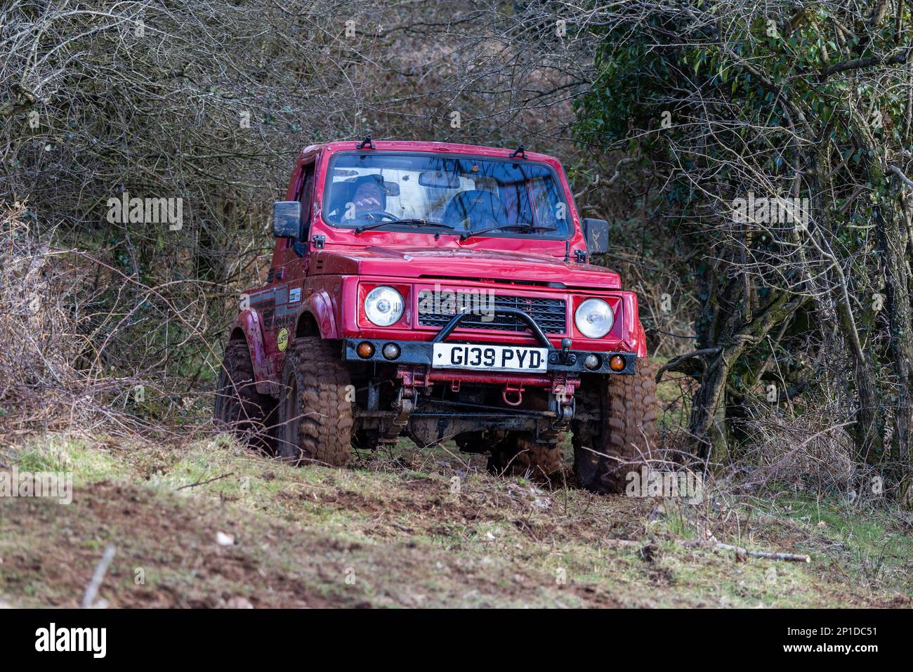 Febbraio 2023 - Red Suzuki Jimmy SJ partecipa a un processo NADWC off Road a Chewton Mendip a Somerset, Regno Unito. Foto Stock