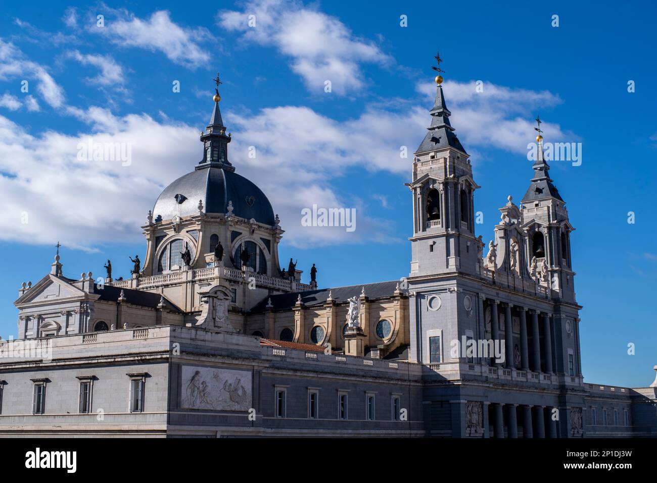 La Santa Cattedrale Metropolitana Chiesa di Santa María la Real de la Almudena, Madrid città, Spagna. Foto Stock