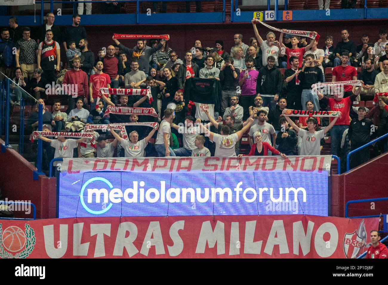 Armani - Olympiakos eurolega basket 2022-2023 - Milano 3 2023 marzo - nella foto - tifosi EA7 milano Foto Stock