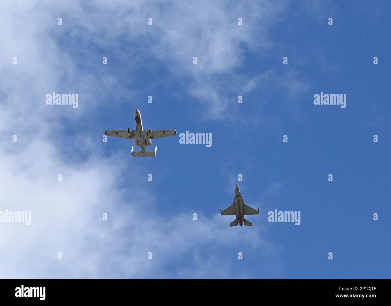 NEGLI STATI UNITI Air Force A-10C Thunderbolt II vola a fianco di un F-16 Fighting Falcon durante l'Heritage Flight Training Course presso la base dell'aeronautica militare Davis-Monthan, Ariz., 2 marzo 2023. HFTC offre ai piloti delle quattro squadre dimostrative a nave singola Air Combat Command l'opportunità di praticare il volo in formazioni aeree dissimili prima dell'inizio della stagione dello spettacolo aereo. (STATI UNITI Air Force foto di Airman William Finn) Foto Stock