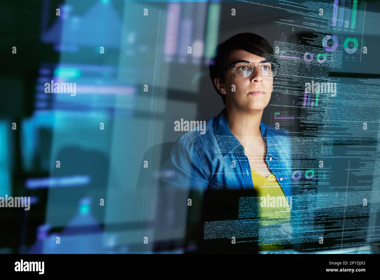 Fare progressi sul suo codice. Scatto ritagliato di un giovane programmatore di computer che guarda attraverso i dati. Foto Stock