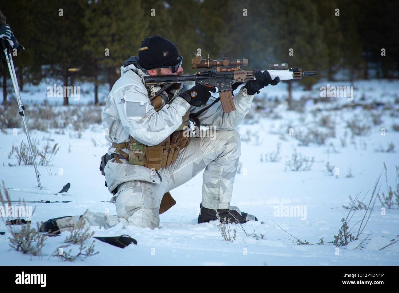 Un 10th Special Forces Group (Airborne) Green Beret esegue riprese a distanza durante gli allenamenti a basse temperature al Montana il 10 febbraio 2023. La gamma era non convenzionale, in quanto praticava manovre e sparate in un ambiente freddo. (STATI UNITI Foto dell'esercito di SPC. Kimberly Gonzalez) Foto Stock