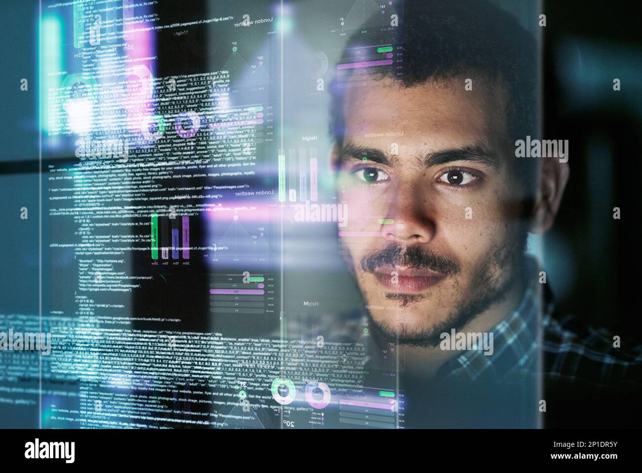 Ingegneria del software. Scatto ritagliato di un giovane programmatore di computer che guarda attraverso i dati. Foto Stock