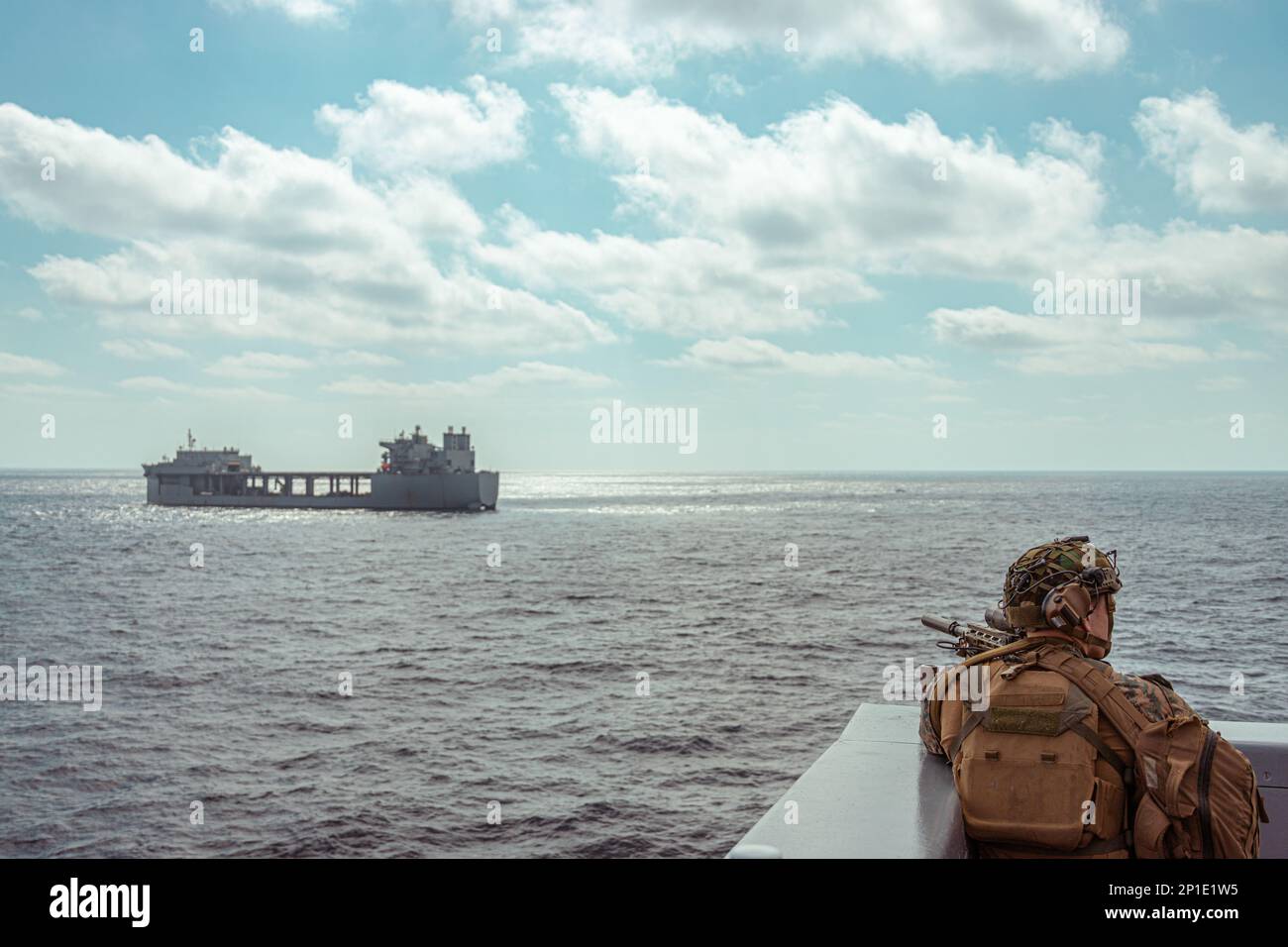 STATI UNITI Adam Hytrek, un cecchino scout con il Battalion Landing Team 1/4, 31st Marine Expeditionary Unit, fornisce overwatch per una visita, bordo, ricerca e esercizio di sequestro sulla USS Miguel Keith (ESB-5) nel Mare delle Filippine, 11 febbraio 2023. Il VBSS ha perfezionato le competenze di Marines nelle operazioni di interdizione marittima incorporando scenari reali. Il MEU 31st opera a bordo delle navi dell'America Amphibious Ready Group nell'area delle operazioni 7th Fleet per migliorare l'interoperabilità con alleati e partner e servire come pronta forza di risposta per difendere la pace e gli stabili Foto Stock