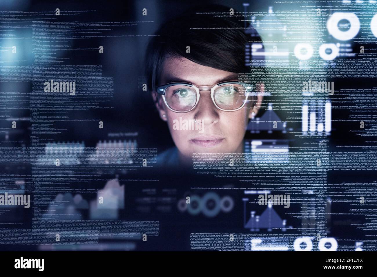 Conosce il codice. Scatto ritagliato di un giovane programmatore di computer che guarda attraverso i dati. Foto Stock