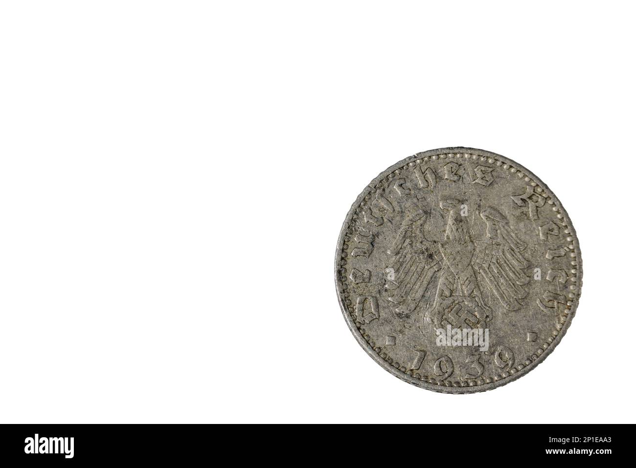 Vista ravvicinata del vecchio lato inverso della moneta della Germania nazista 50 pfennig datato 1939. Concetto Numismatico. Svezia. Foto Stock