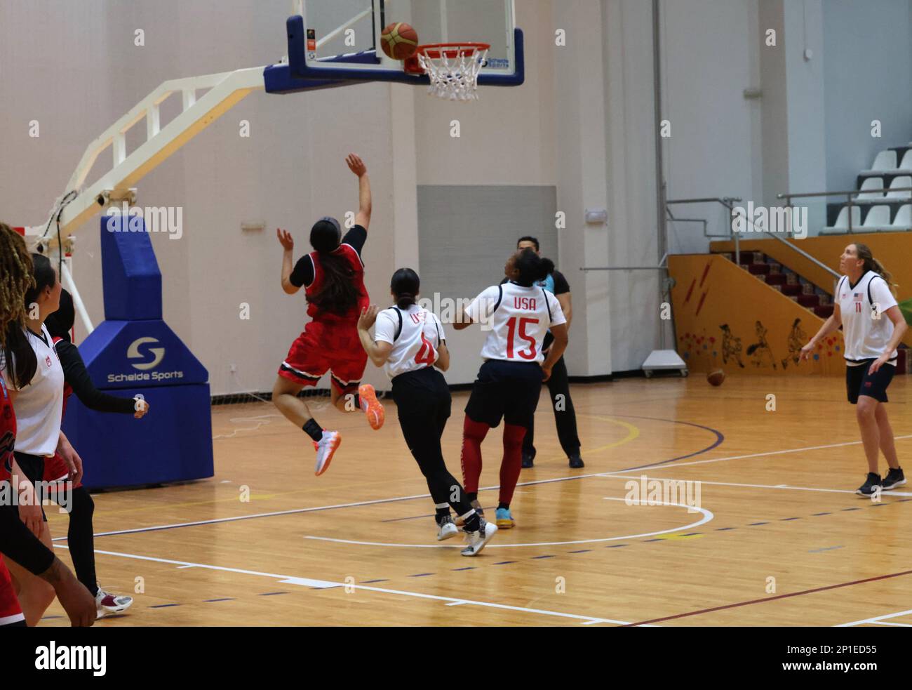 Sabato sera, il Team Valkyrie, composto da soldati americani attualmente in servizio ai Camps Arifjan e Buehring, compete in un amichevole incontro competitivo contro il Team Salwa, una squadra di club femminile supportata da Sheikha Salwa al-Sabah. Il team Salwa alla fine vince la partita, poi tutti si godono una cena insieme nel centro di Kuwait City, Kuwait, 18 febbraio 2023. Foto Stock