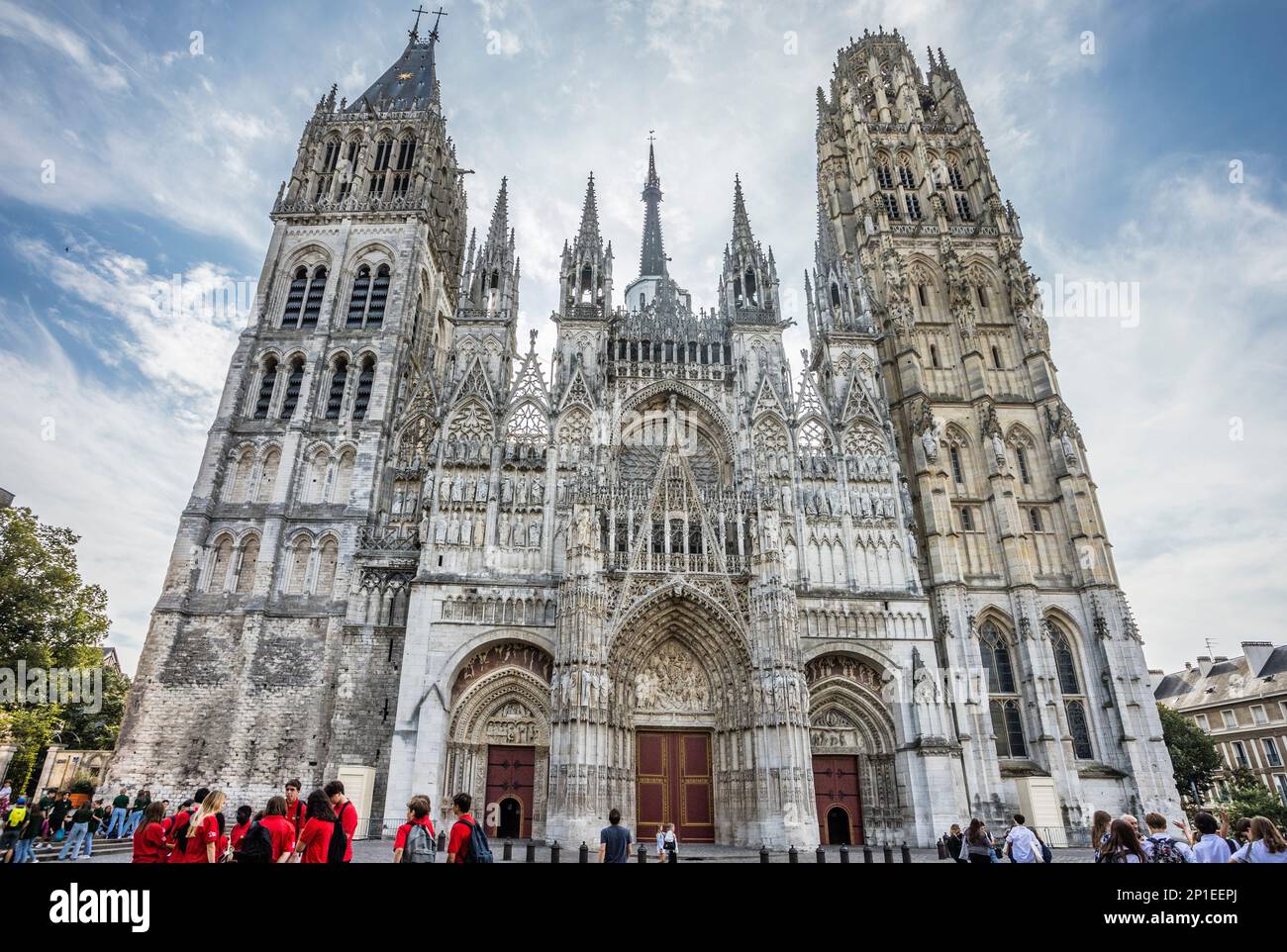 Fronte ovest e portale della Cattedrale di Rouen con Saint-Romain torre e burro torre, costruita e ricostruita in un periodo di più di ottocento anni, h Foto Stock