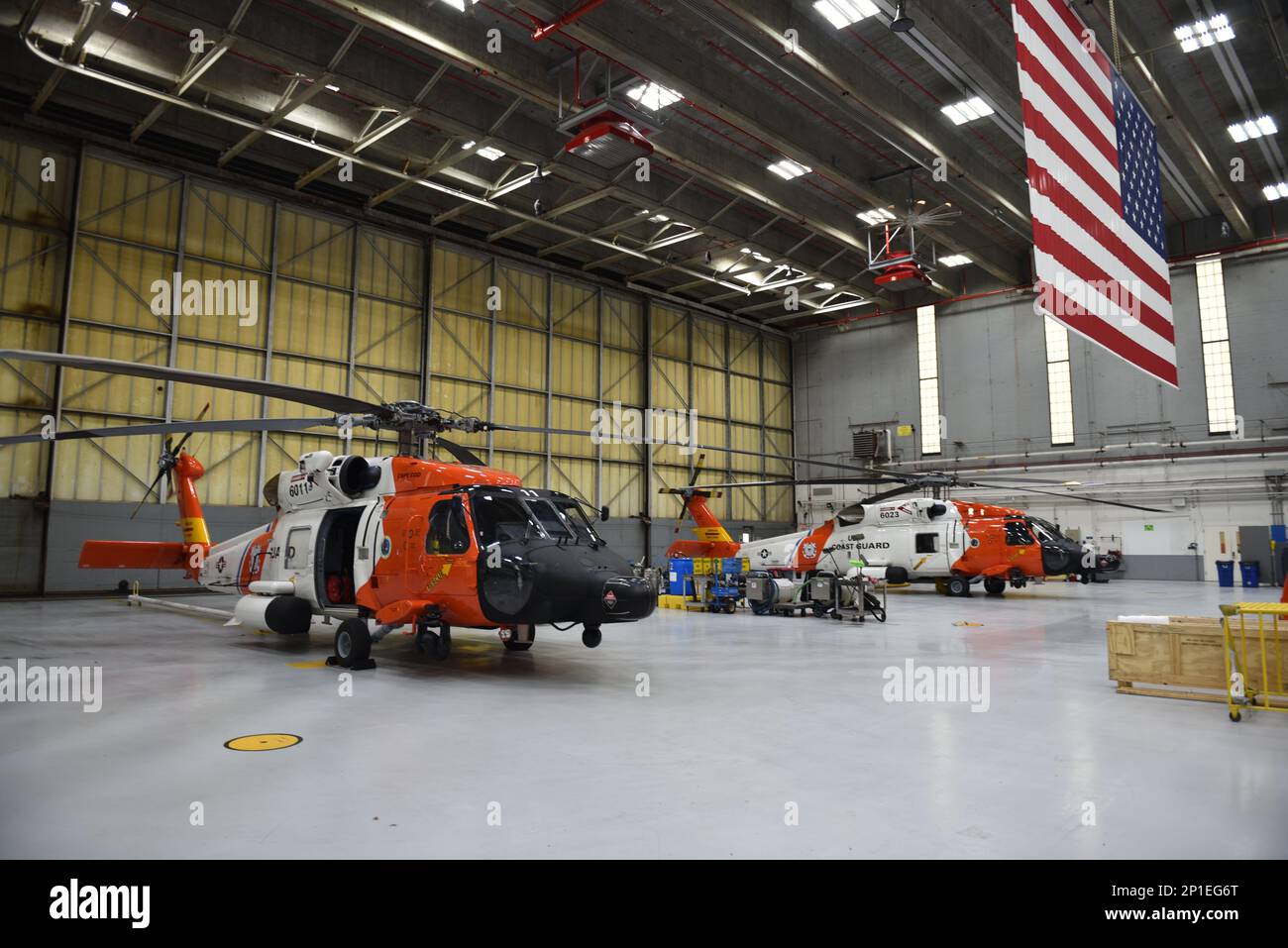 Due MH-60 Jayhawks si trovano in una baia presso la Air Station Cape Code a Cape Cod, Massachusetts, il 30 gennaio 2023. Il Sikorsky MH-60 Jayhawk è un elicottero multi-missione, a doppio motore, di media gamma gestito dalla Guardia Costiera degli Stati Uniti per la ricerca e il salvataggio, le forze dell'ordine, la preparazione militare e le missioni di protezione ambientale marina. Foto Stock