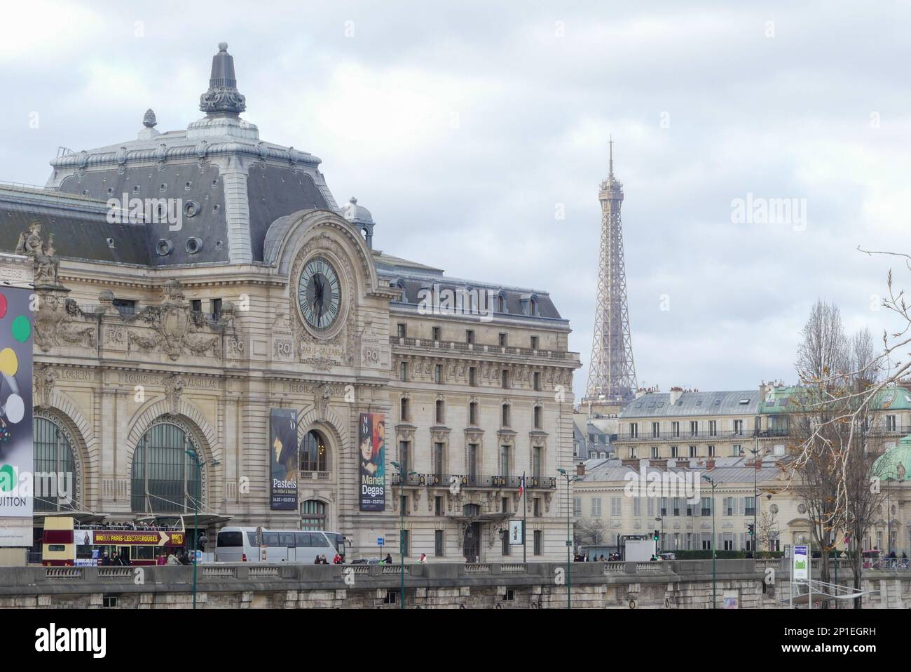 Parigi, Francia. Febbraio 19. 2023. Museo nazionale d'arte risalente all'inizio del 20th ° secolo. Museo d'Orsay e Torre Eiffel. Foto Stock