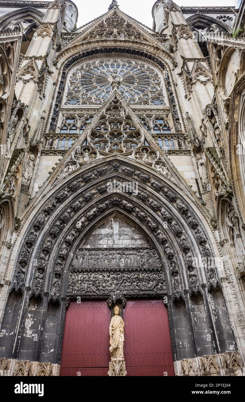 Timpano al Portale dei bibliotecari (Portail des Libraires) all'estremità nord del transetto della Cattedrale di Rouen, Normandia, Francia Foto Stock
