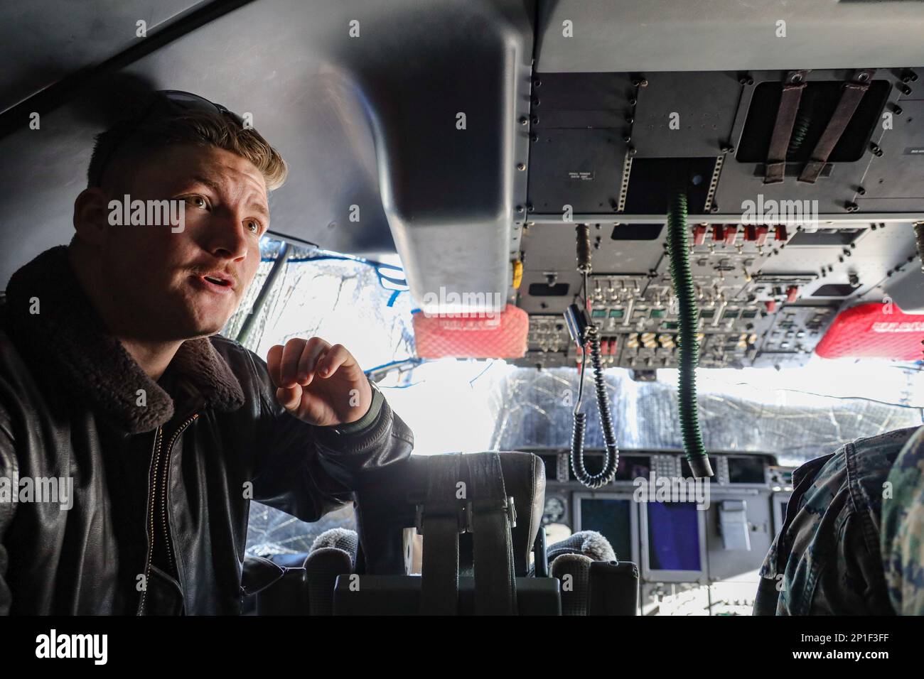 STATI UNITI Joshua Abbott, padrone di casa con Marine Aircraft Group 41 (MAG-41), conduce un tour alla base della Riserva Joint Reserve di Naval Air Station, Fort Worth, Texas, 12 gennaio 2023. MAG-41 opera da 8 siti in 6 stati ed è assegnato a 75 aeromobili ad ala rotante, ad ala fissa e a rotore inclinabile. Oltre 3.000 marines e marinai assegnati a 9 squadroni forniscono le forze di combattimento nelle operazioni d'emergenza oltremare, le missioni di cooperazione di sicurezza del teatro, il programma di spiegamento dell'unità, gli esercizi di addestramento e le attività quotidiane per fornire il supporto operativo al componente attivo. Foto Stock