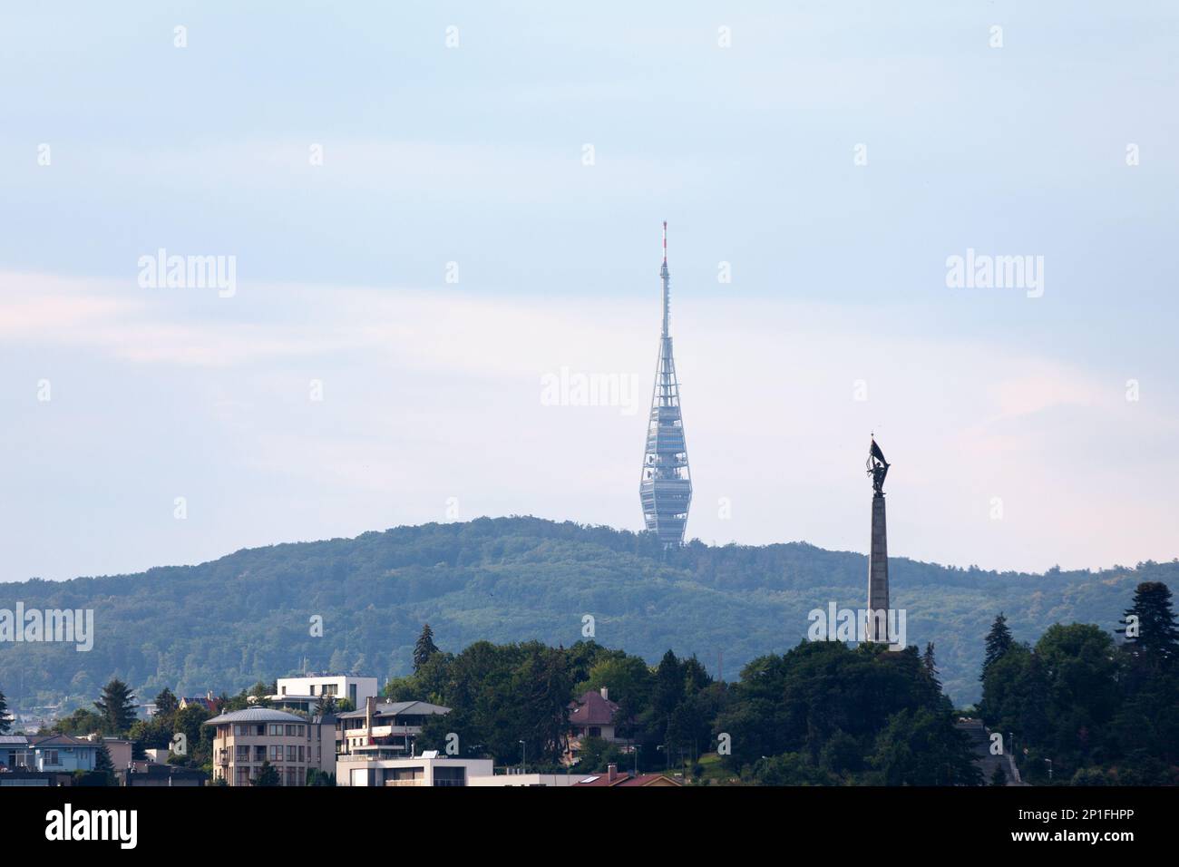 Il Memoriale di guerra di Slavín e la torre della televisione di Kamzík visto dal castello. Foto Stock