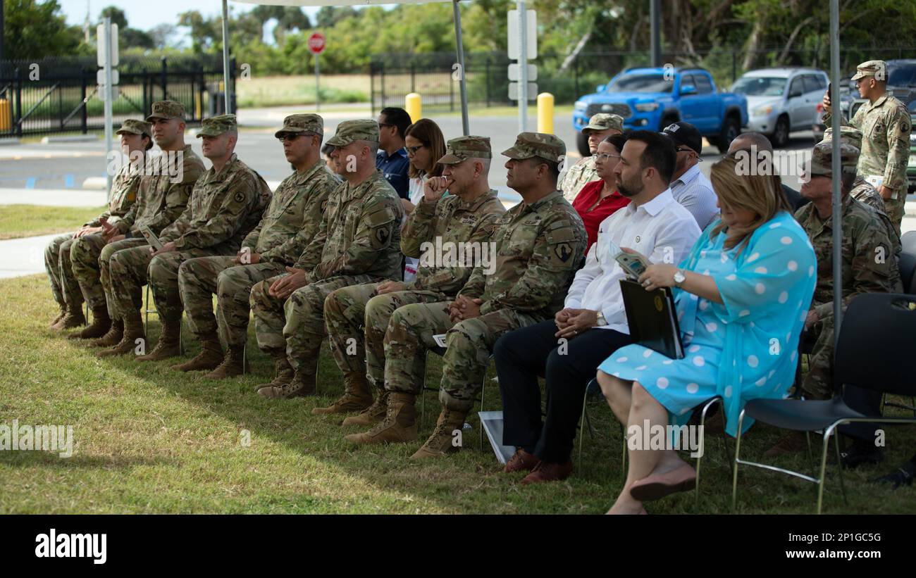 Brig. Gen. Eric Folkestad, 81st° Divisione di preparazione Generale, Rep. Jenniffer González Colón, USA Congresso per Porto Rico, Omar J. Marrero, Segretario di Stato, tra gli altri illustri visitatori alla cerimonia del taglio del nastro del Centro della Riserva dell'Esercito di Aguadilla, gennaio 22,2023 a Porto Rico. Foto Stock