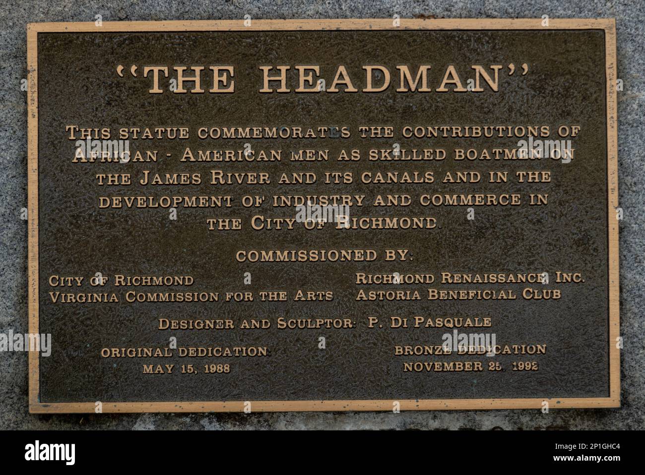 La statua di Headman commemora i contributi degli uomini afroamericani come abili barcaioli sul fiume James a Richmond Virginia Foto Stock