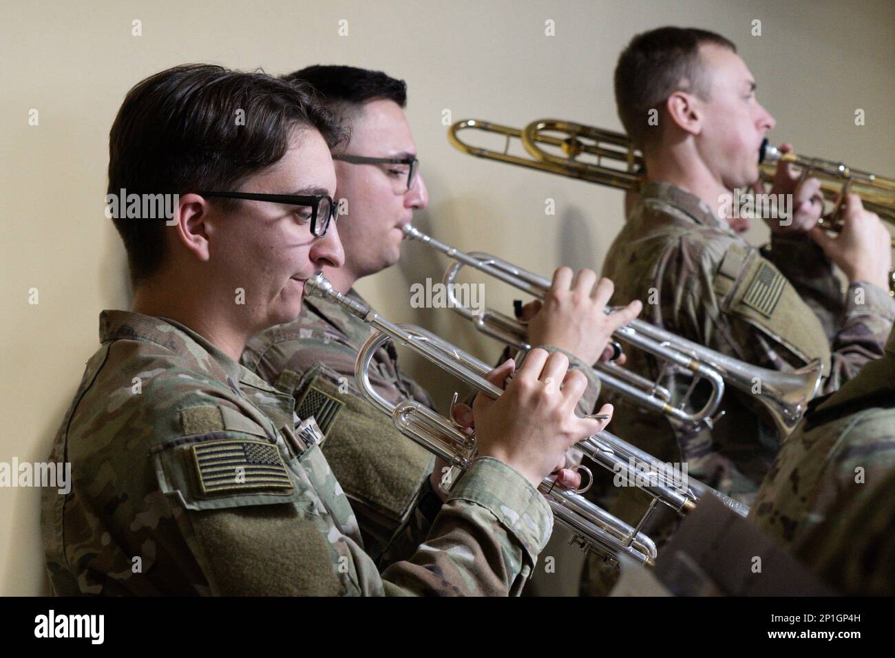 I soldati della Guardia Nazionale della Pennsylvania con la 28th° divisione fanteria suonano le trombe durante la cerimonia di trasferimento dell'autorità tra il 135th° comando di sostegno all'spedizione (ESC) e il 143d° ESC a Camp Arifjan, Kuwait, 3 gennaio 2023. Foto Stock