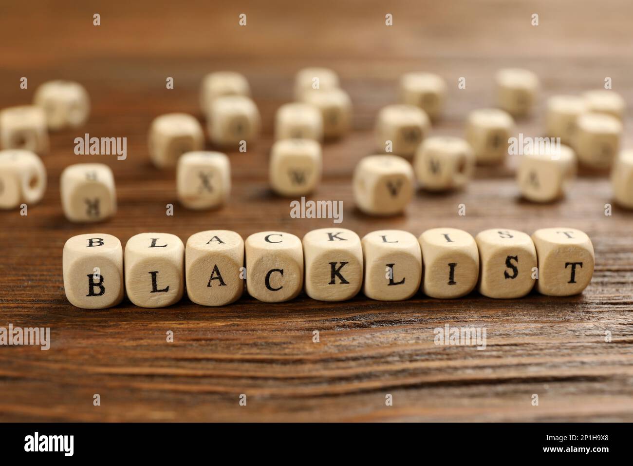 Cubi con parola Blacklist su tavolo di legno, closeup Foto Stock