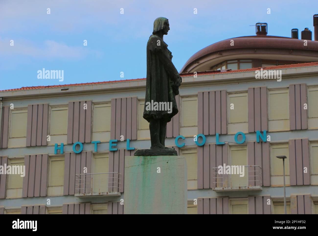 Statua di Cristoforo Colombo di fronte al chiuso Hotel Colon a Sardinero Santander Cantabria Spagna fuori dal business a causa delle crisi del virus covid Foto Stock